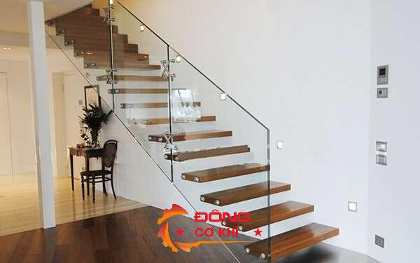 Hạn Chế Cần Lưu Ý Khi Sử Dụng Cầu Thang Kính