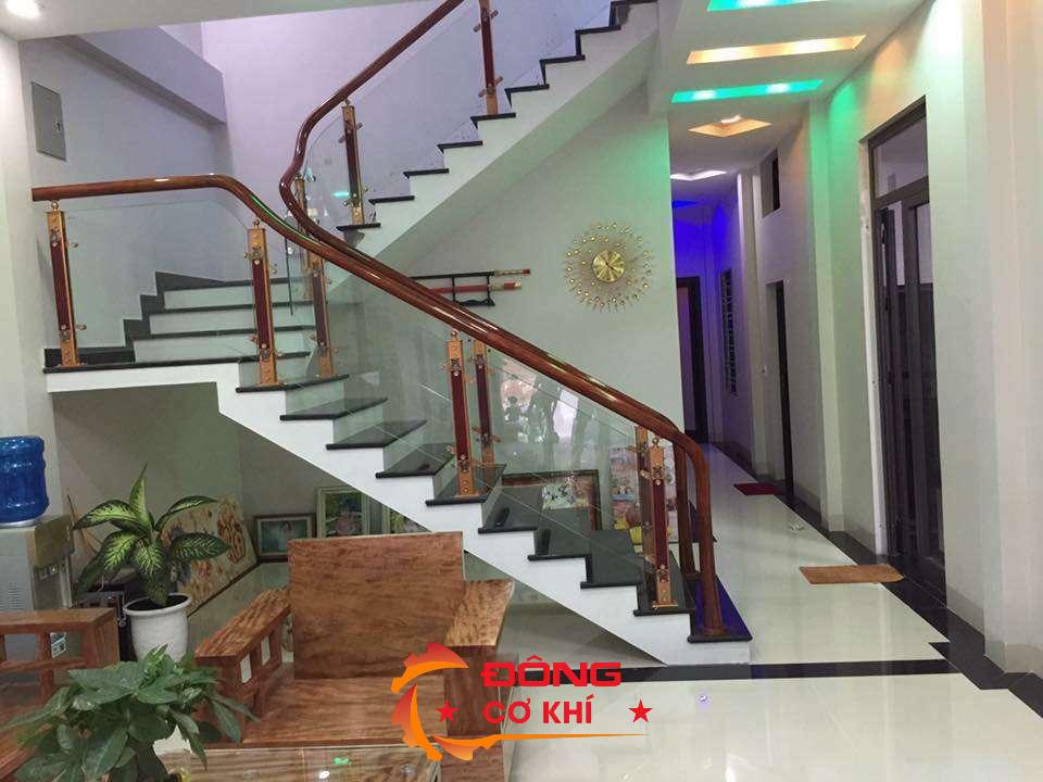 Cầu Thang Kết Hợp Kính Và Kim Loại