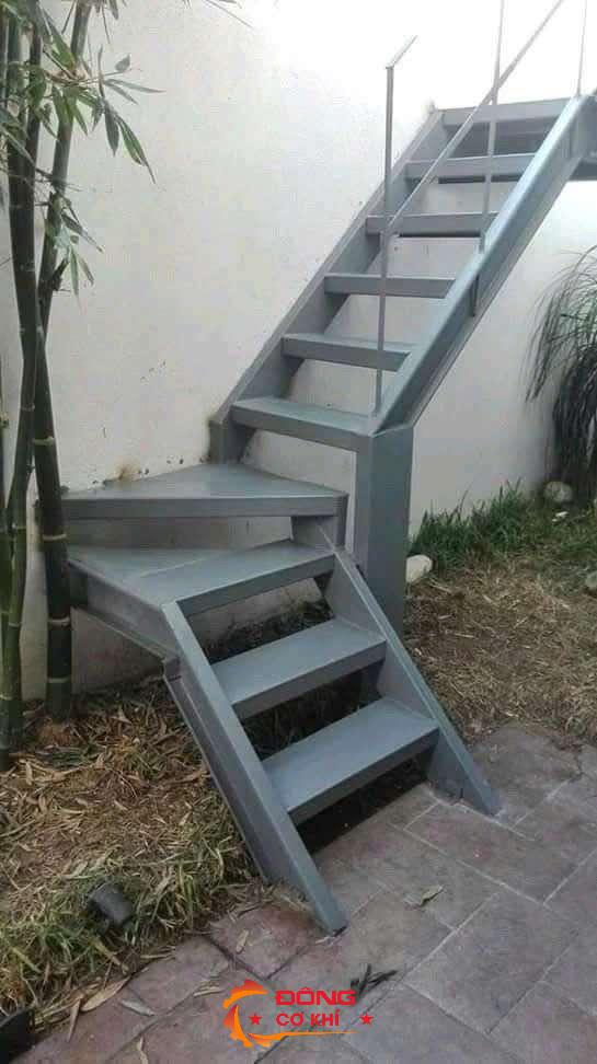 Cầu thang inox và cầu thang kính – Hiện đại, dễ vệ sinh